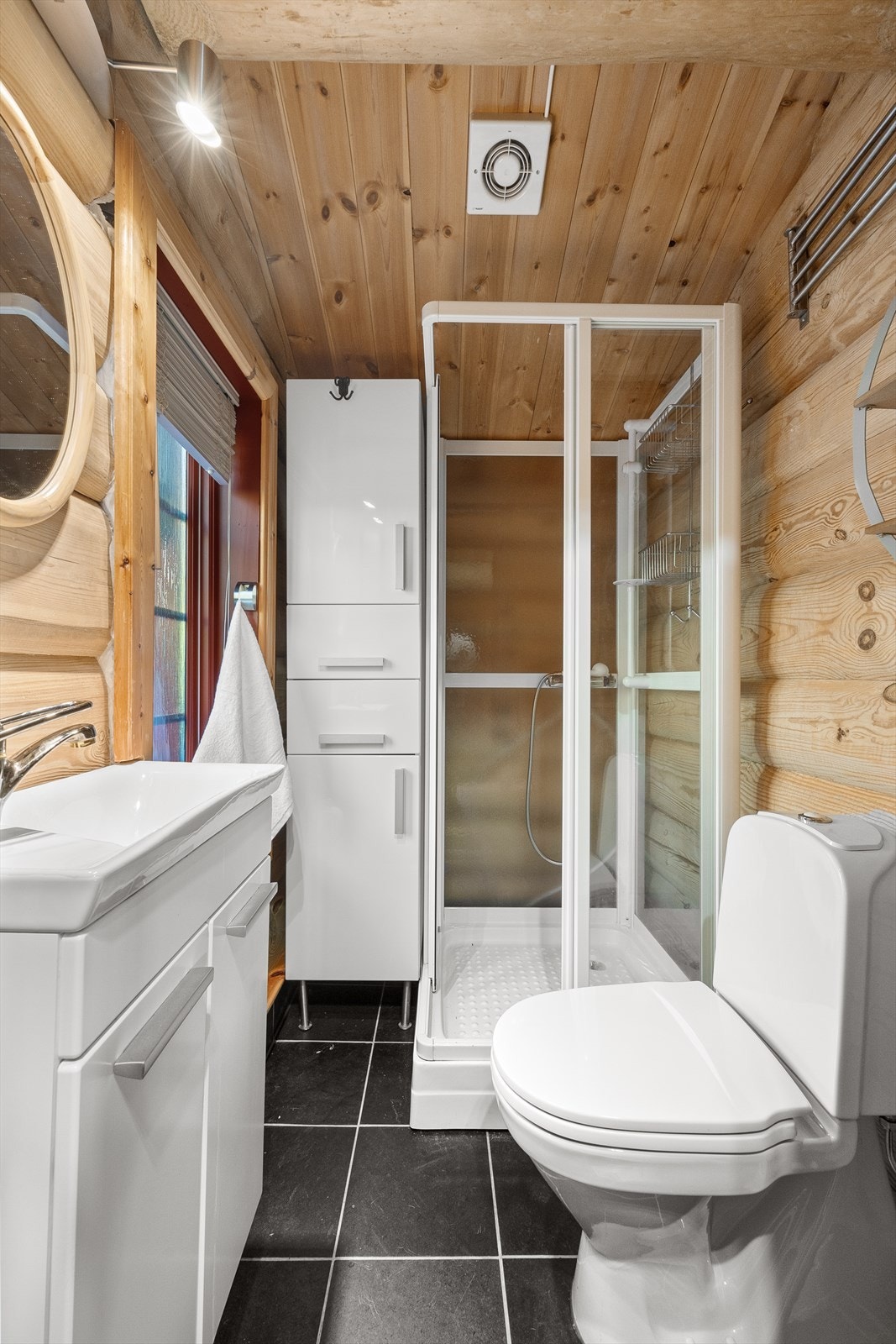 Baderom 2 er innredet medtoalett, dusjkabinett, servant og baderomsinnredning. Galleribilde