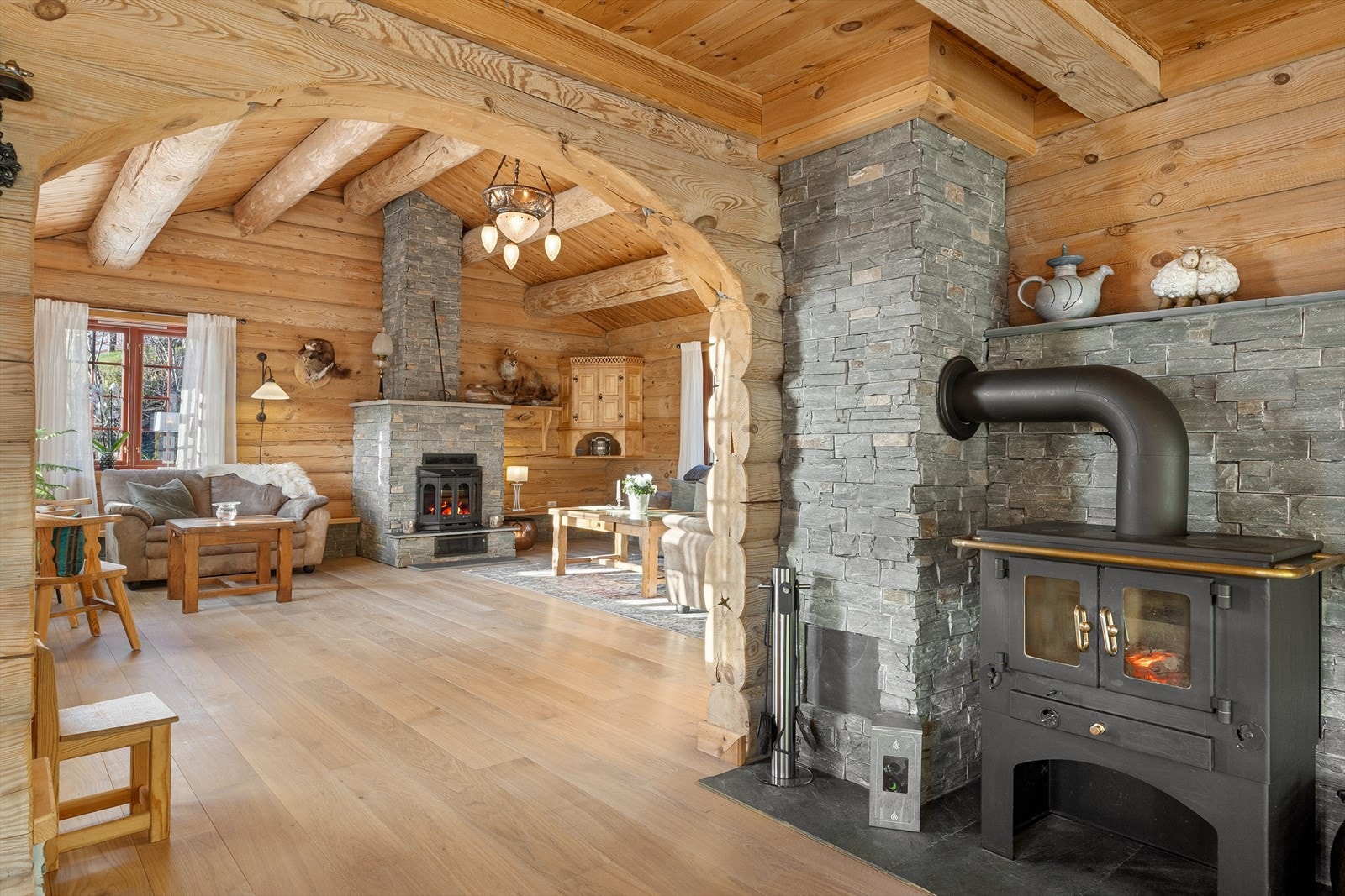 Vedovnen ved kjøkkenet varmer godt samt skaper en lun og behagelig romfølelse. Galleribilde