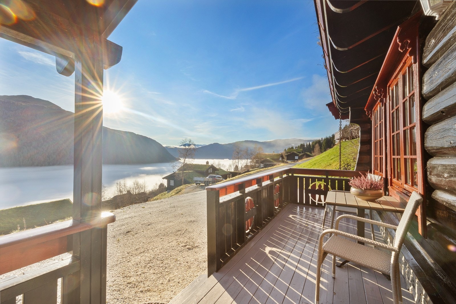 Fra kjøkkenet er det utgang til flott terrasse med gode sol- og utsiktsforhold. Galleribilde