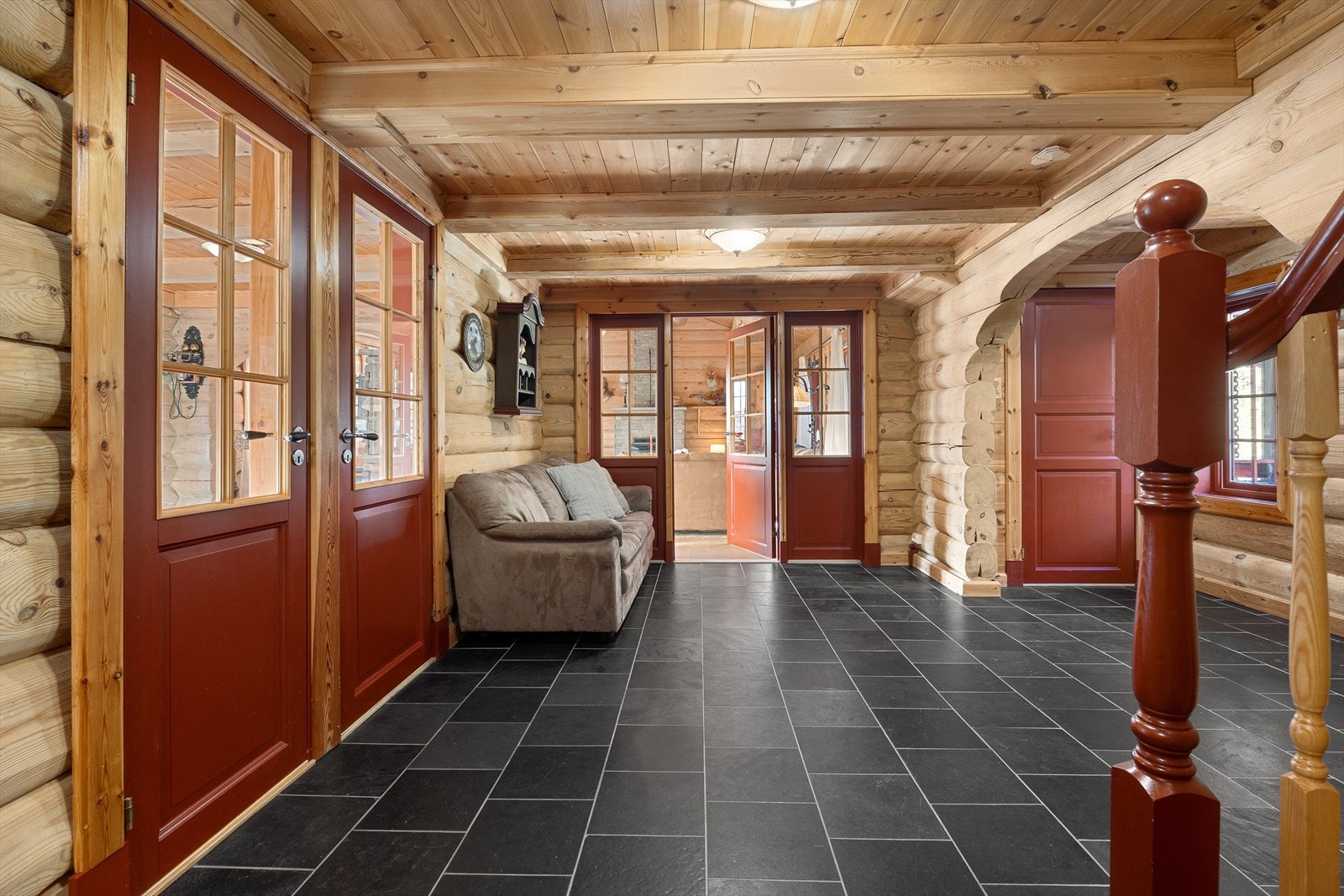 Romslig hall med god plass til skap for oppbevaring eller en ekstra sittegruppe. Galleribilde