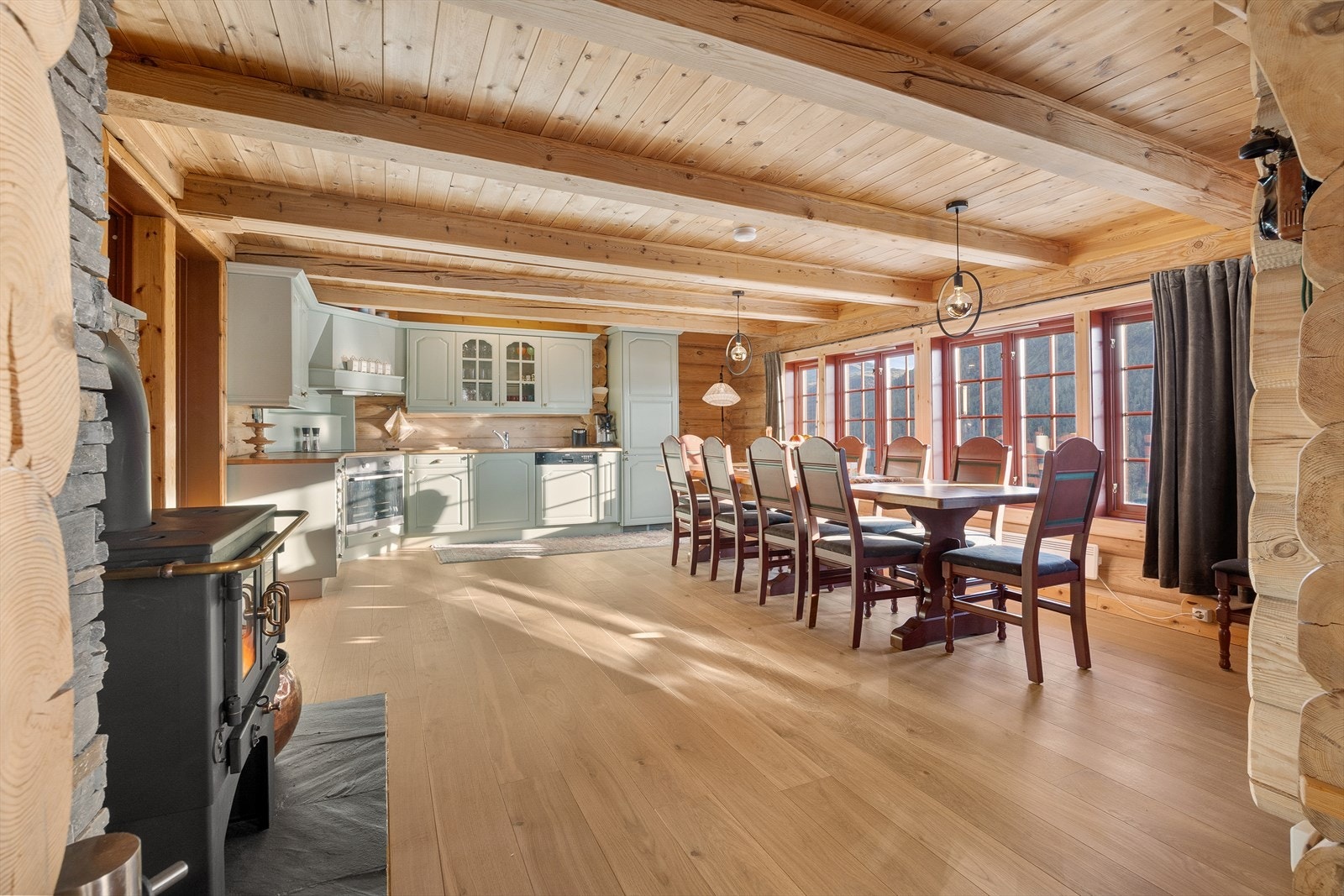 Stort kjøkken med rikelig skap- og benkeplass. Galleribilde