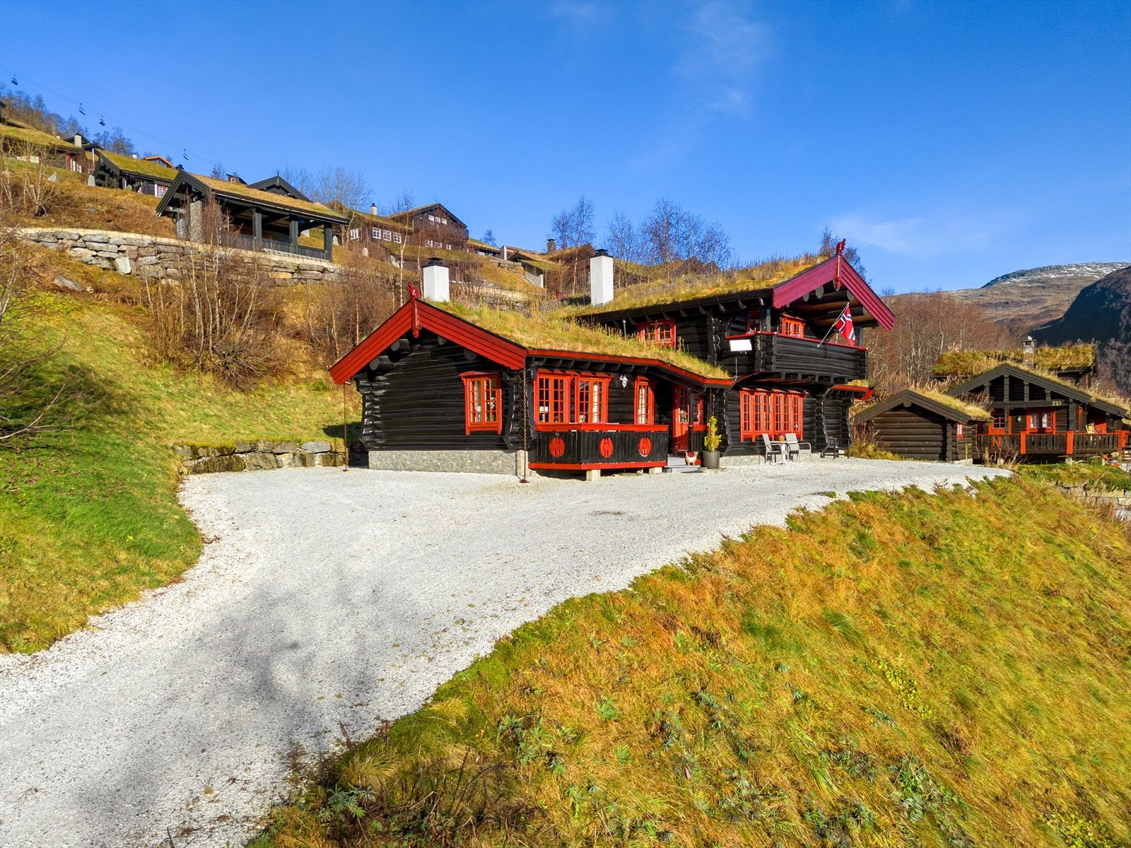 Hytten har en god beliggenhet i naturskjønne omgivelser med nydelig utsikt over Fjellandsbyen. Galleribilde