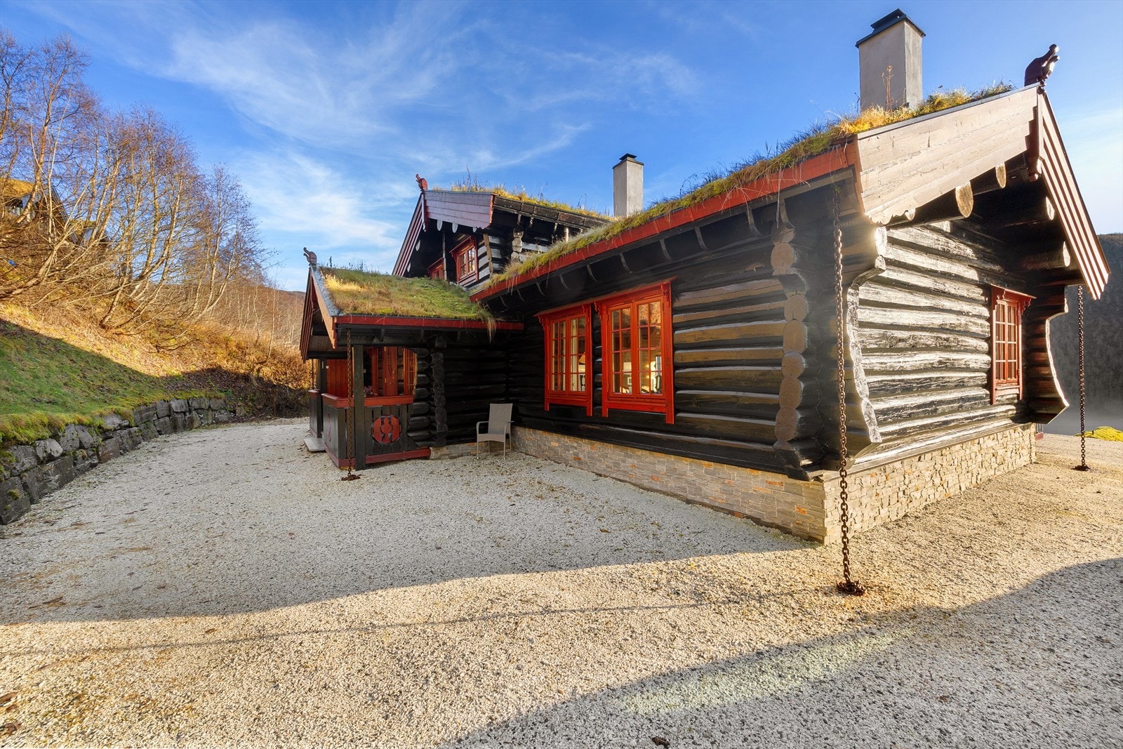 Hytten har stor tomt med flere parkeringsplasser. Galleribilde