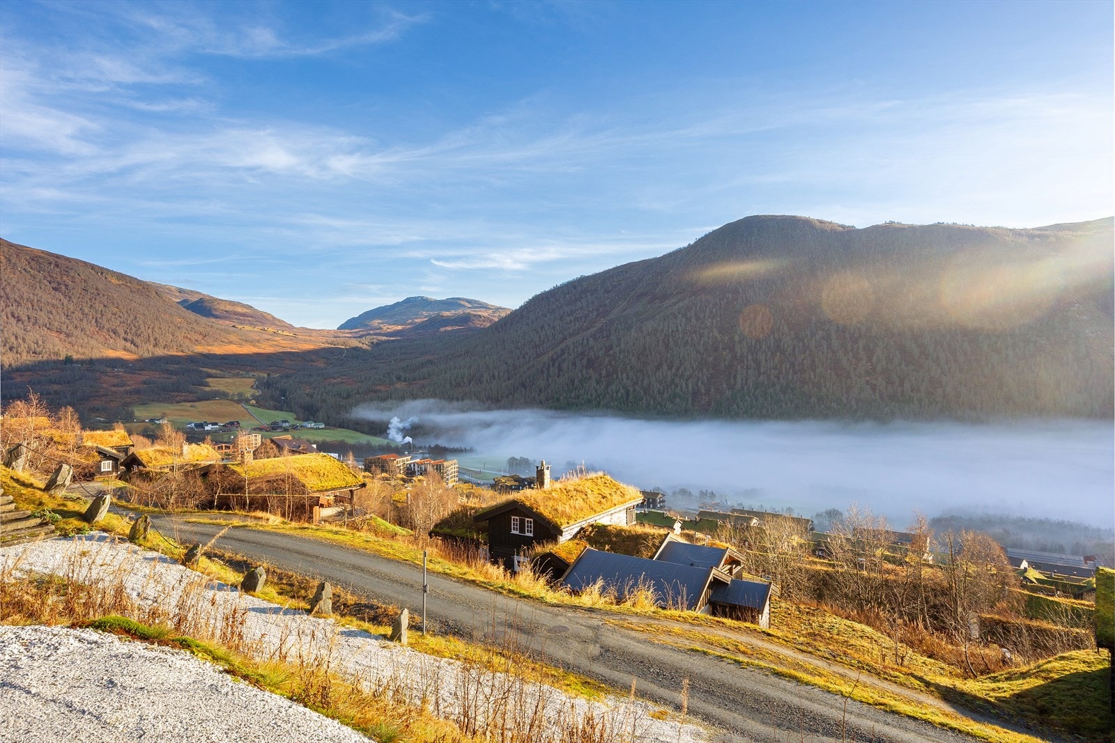 Bare med gåavstand byr hytten på utallige gode muligheter på aktiviteter og servicetilbud, der bla. alpinbakken, langrennsløyper, sykkelstier og restauranten på hotellet er noen av dem. Galleribilde