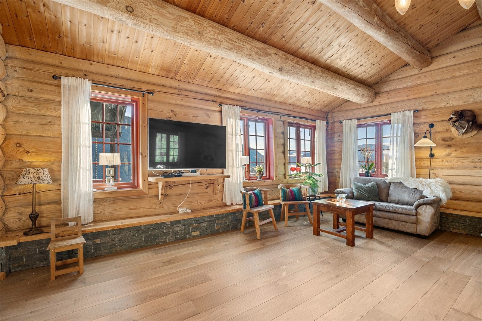 Stuen er romslig med god plass til flere sittegrupper i soner. Galleribilde