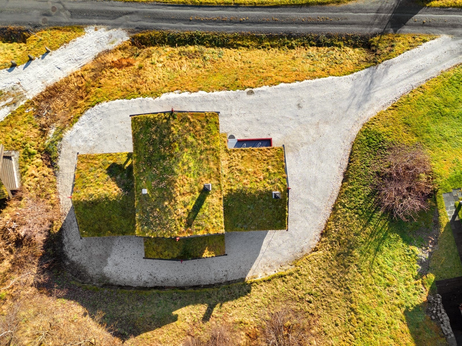 Gruset innkjørsel og gårdsplass. Galleribilde