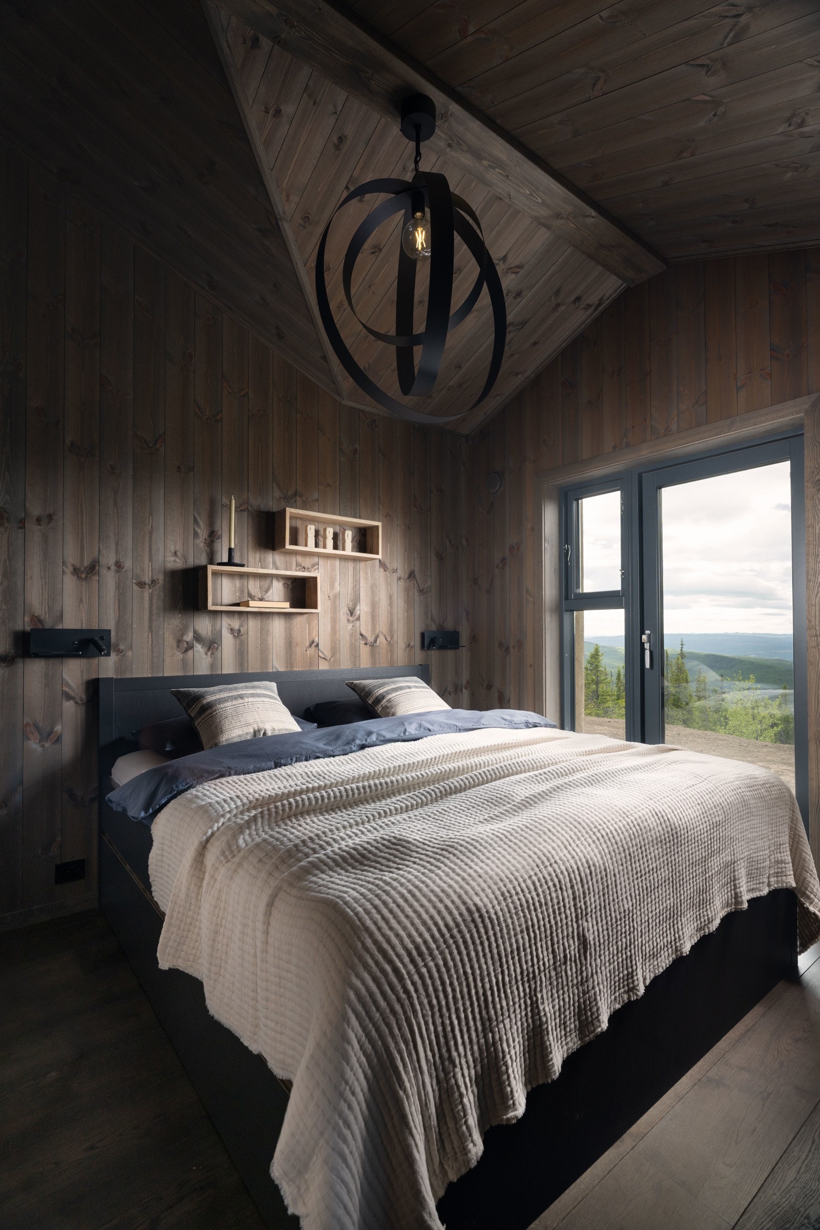 Hovedsoverommet er av generøs størrelse med en lun atmosfære