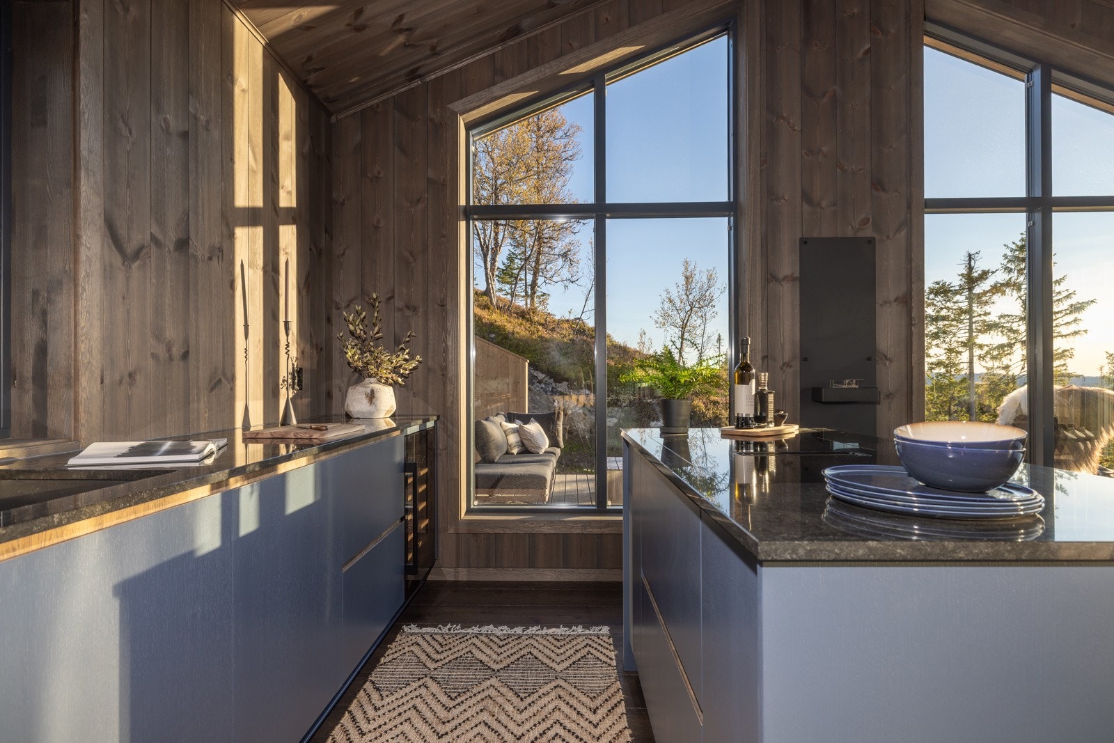 Hvitevarer fra Electrolux inkluderer kjøleskap / frys, oppvaskmaskin, induksjonstopp med integrert ventilator, stekeovn, mikro, varmeskuff og vinskap