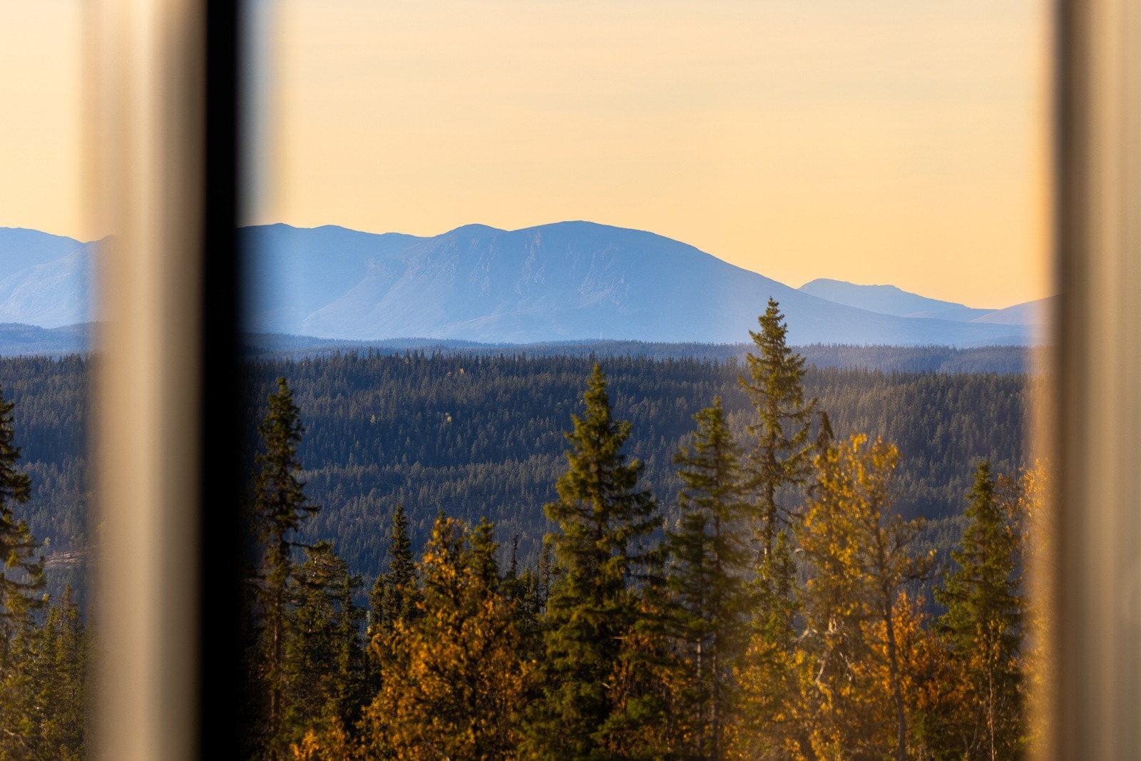 Fra stuen har du panoramautsikt mot blant annet Hemsedalsfjellene, Reineskaret på Ål og helt inn mot Jotunheimen