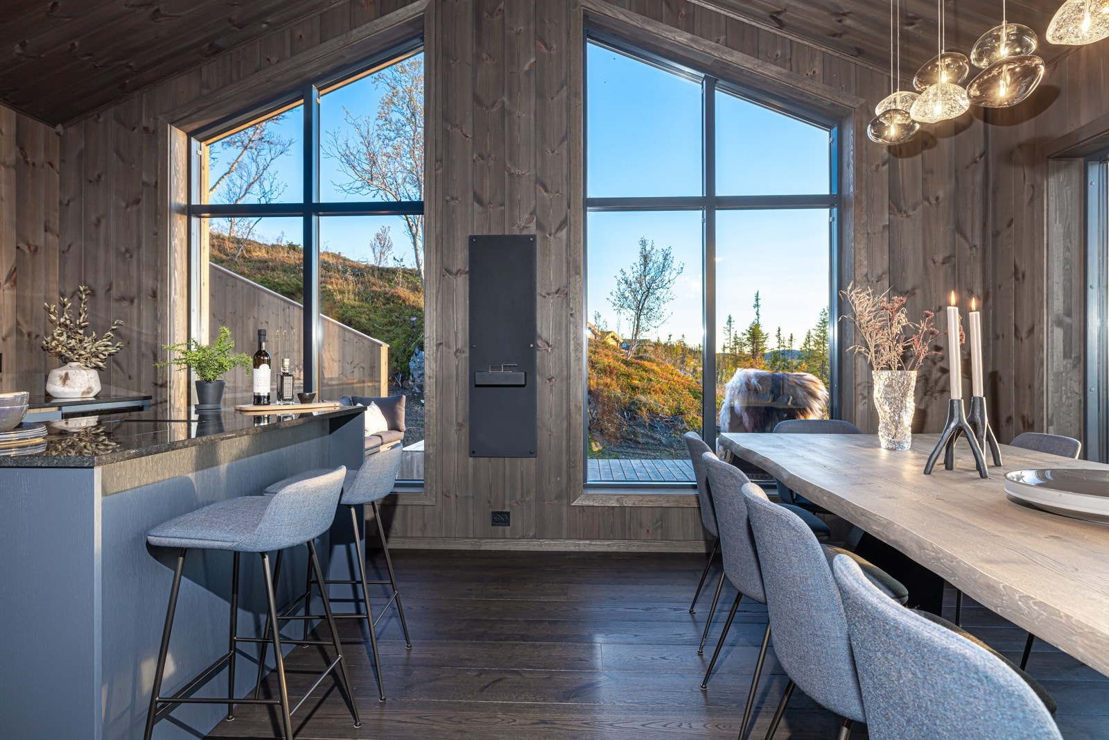 Massivt spisebord i heltre eik med bordbein malt i metall, samt spisestuestoler fra danske &amp;Tradition