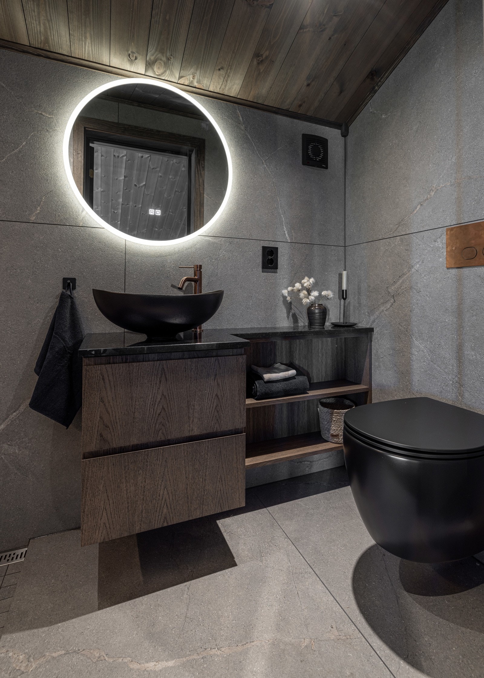 Fullmøblert baderom i overetasjen med dusjnisje, servantinnredning og vegghengt toalett