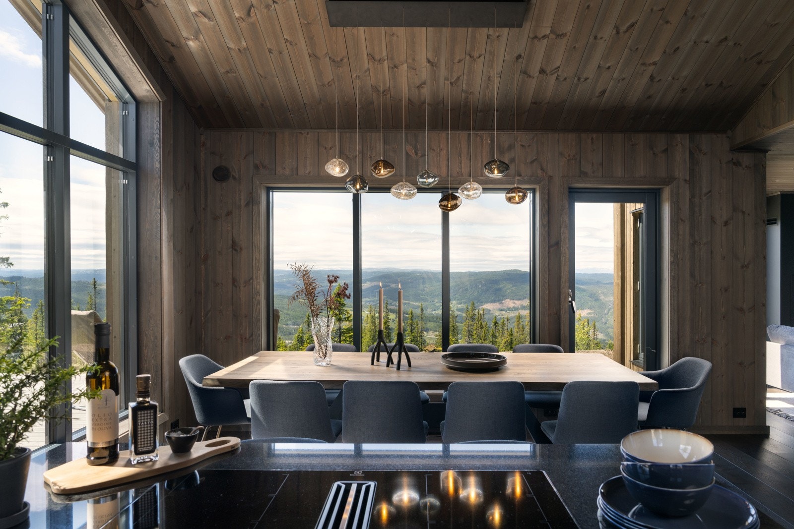 Hytten er innredet av interiørarkitekt og blir levert ferdig møblert med interiør fra øverste hylle, jacuzzi og montert elbil-lader