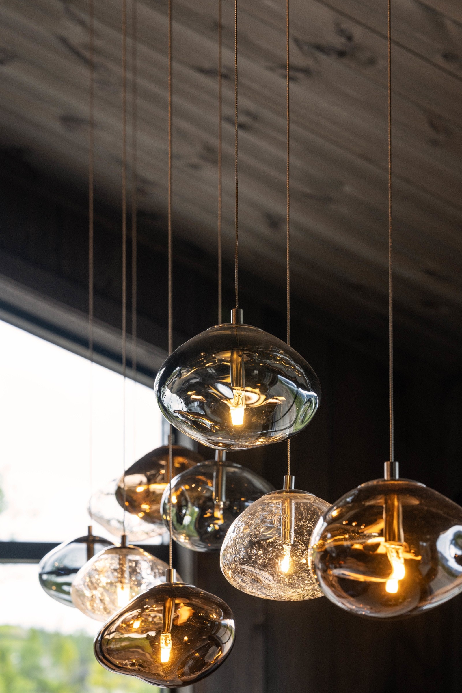 Hyttens smykke - Taklampe fra anerkjente Hadeland Glassverk med 9 Mini Crystal Stone bobler. Kombinasjonen minner om myke svaberg og fjellknauser formet etter vind og vær