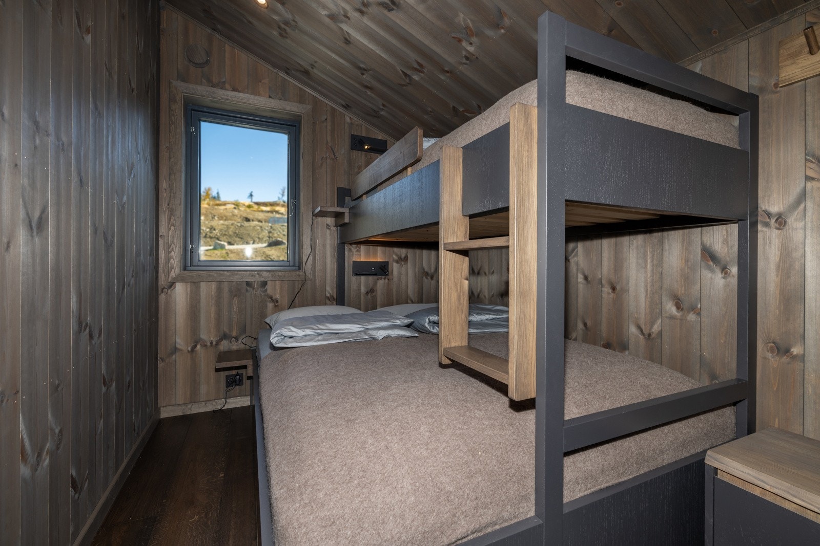 Soverom 5 er møblert med familiekøye og lagring under sengen