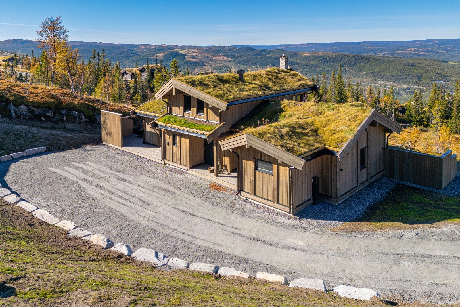 Romslig gårdsplass, kantsatt med naturstein. Godkjente byggetegninger for garasje