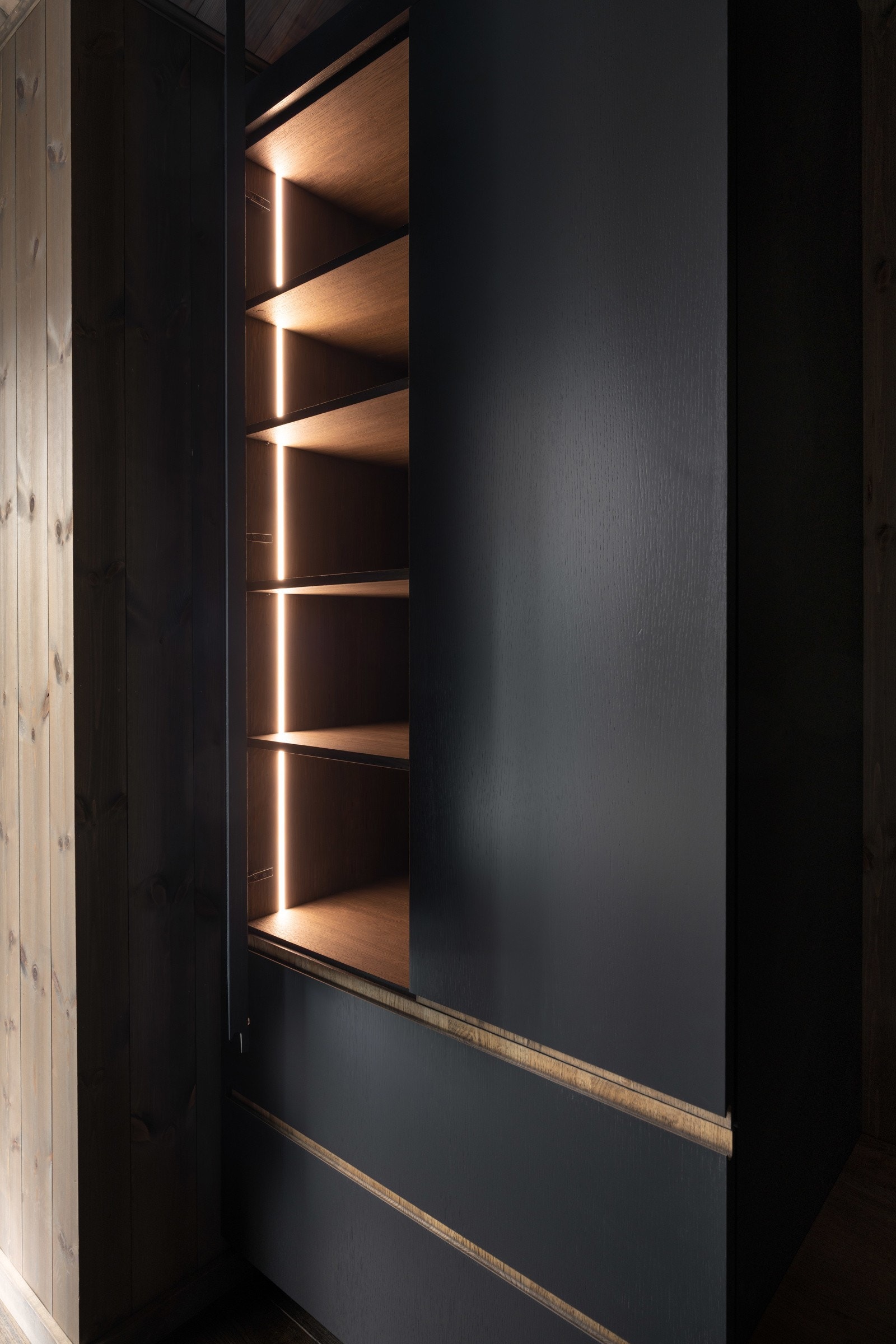 Hytten blir levert med plassbygde senger og garderobeskap fra MBA Møbler med integrerte ledlys