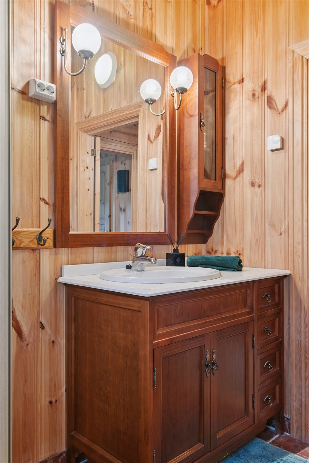 Baderomsinnredning i tre med servant og praktisk speilskap for oppbevaring. Galleribilde