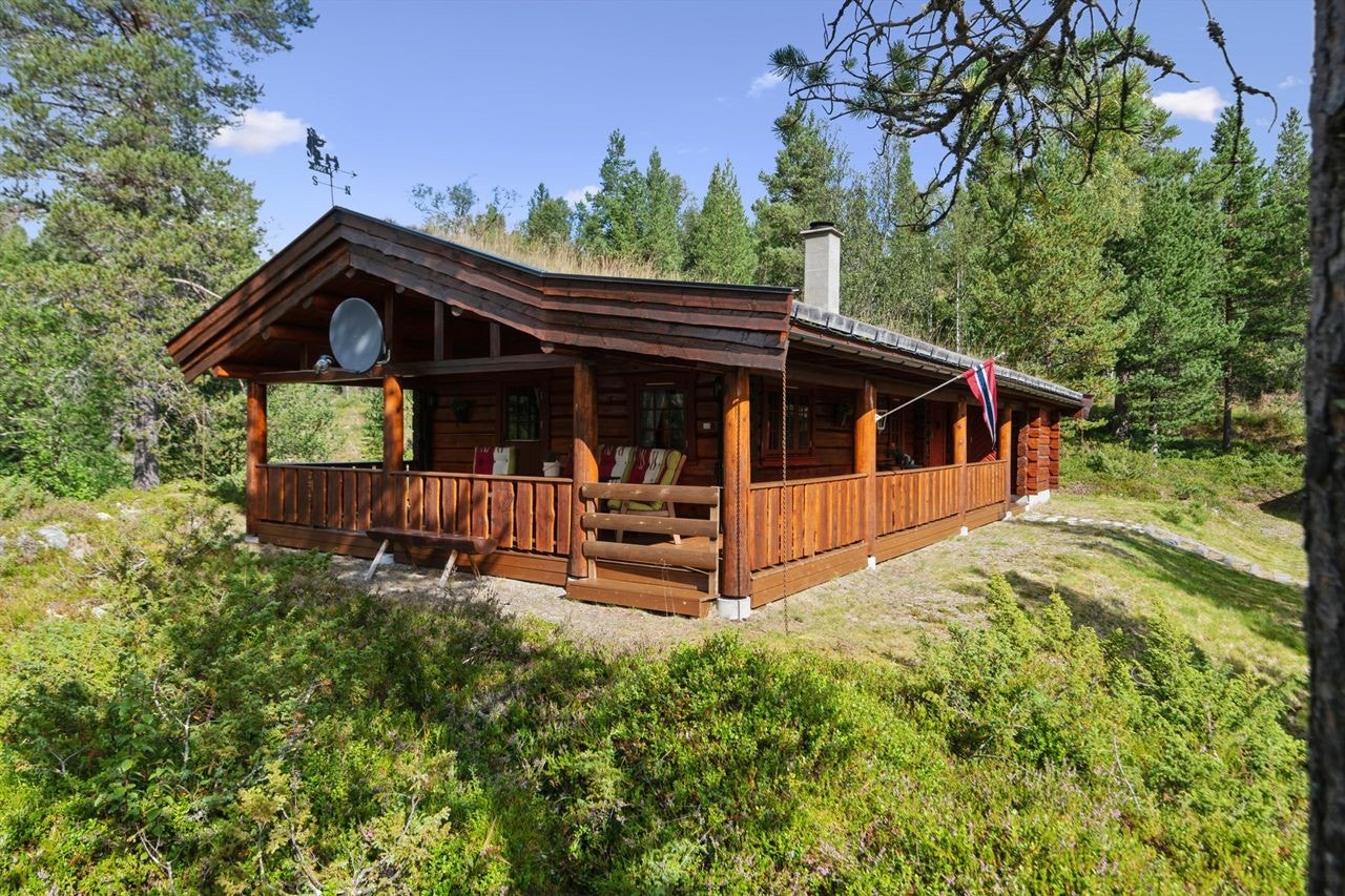 En innbydende og romslig veranda strekker seg rundt store deler av hytta. Galleribilde