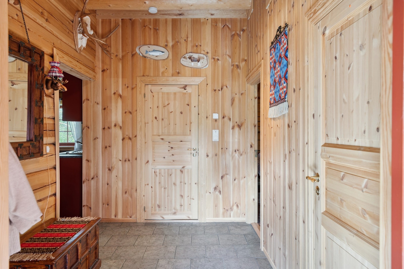 Lys og innbydende entré med god plass til garderobeløsning. Galleribilde