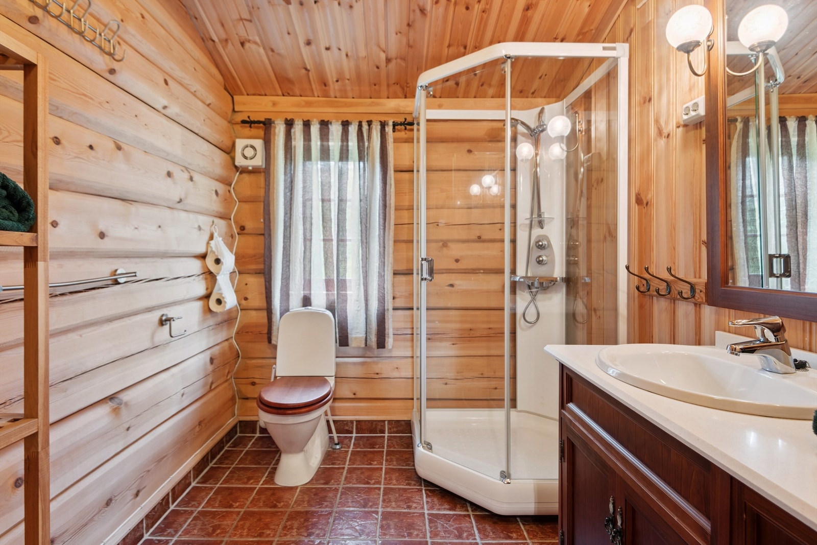 Bad med flislagt gulv, dusjkabinett og vannbåren varme i gulv. Galleribilde