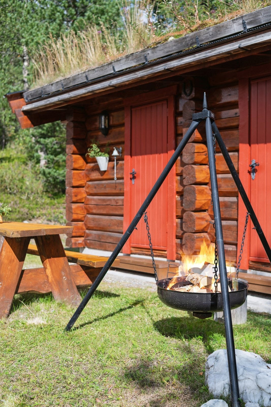 Koselig uteplass ved annekset, perfekt for samlinger rundt bålpannen i kveldssolen. Galleribilde