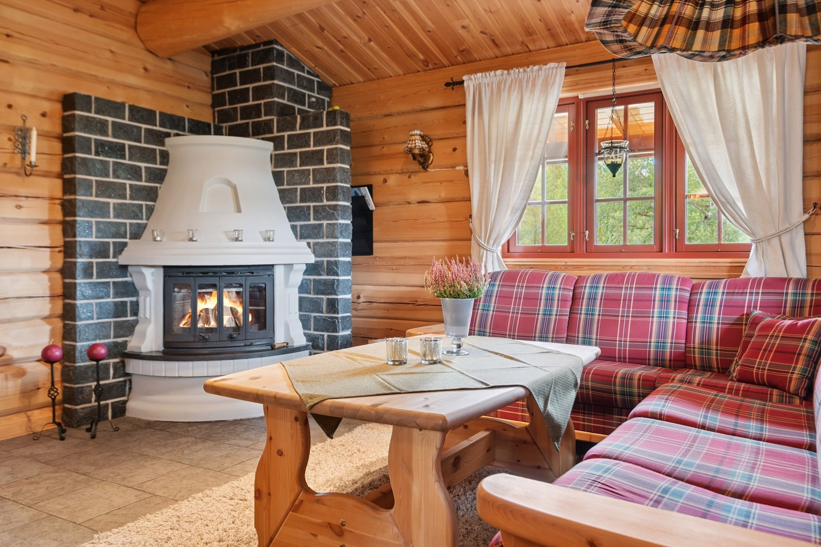 Stuens midtpunkt er den flotte, steinforblendede peisen som gir god varme. Galleribilde