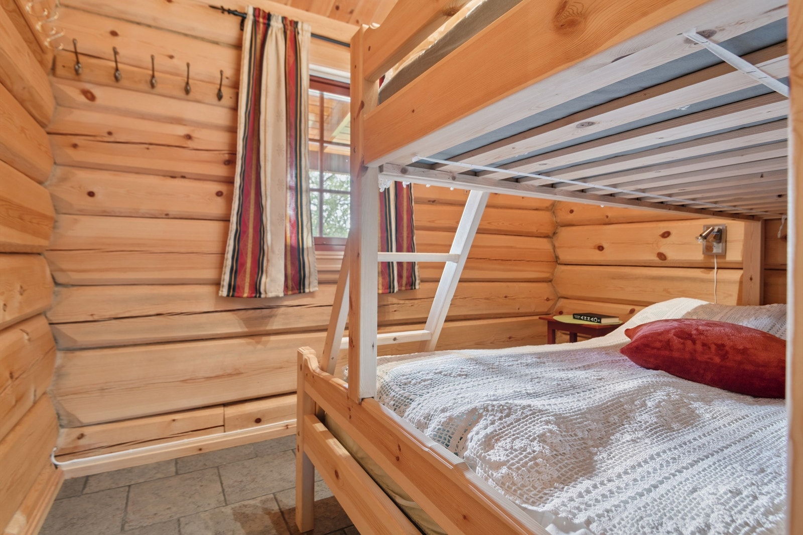 Alle soverommene i hovedhytta har vannbåren varme i gulvet. Galleribilde