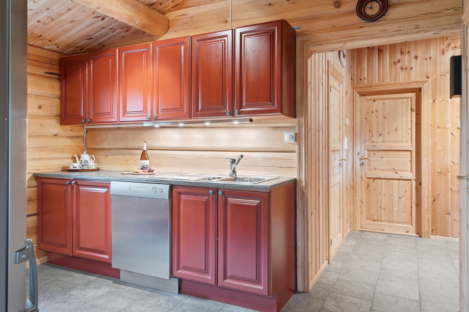 Kjøkkenet har en delvis åpen løsning mot stuen og har oppvaskmaskin. Galleribilde