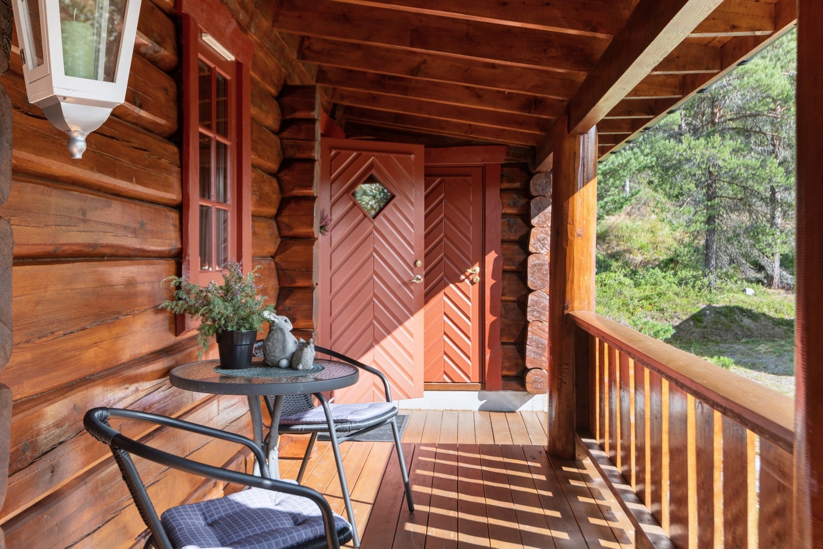 Et lunt og overbygget inngangsparti ønsker deg velkommen til fjells. Galleribilde