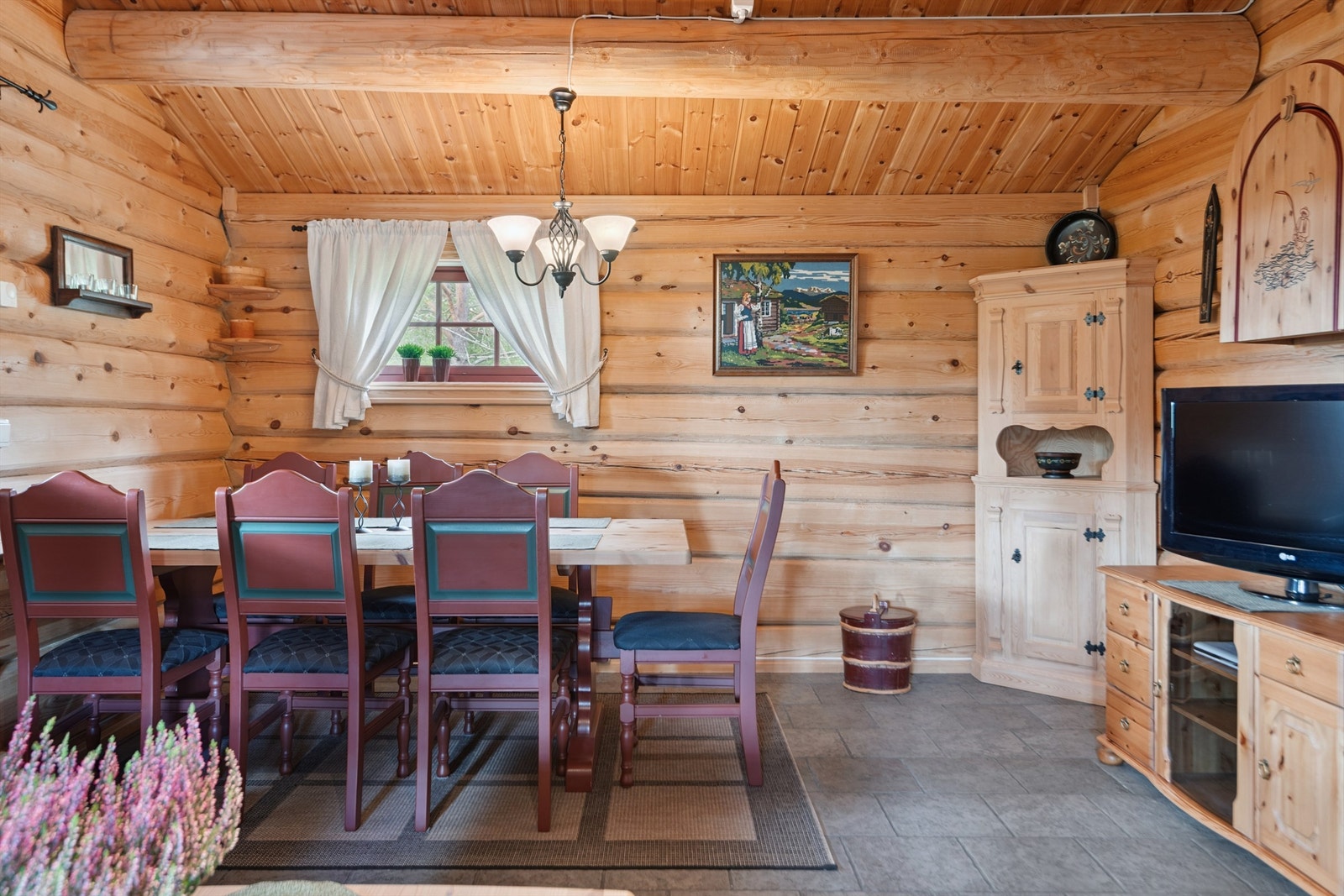 God plass til en romslig spisegruppe for hyggelige måltider med venner og familie. Galleribilde