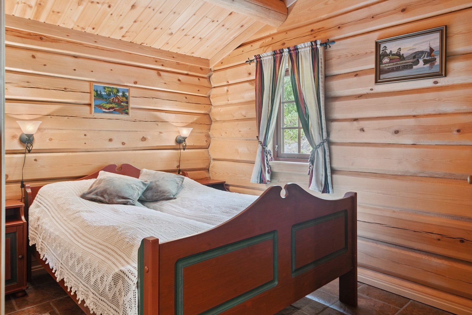 Hovedsoverommet har god plass til dobbeltseng og oppbevaringsmøbler. Galleribilde