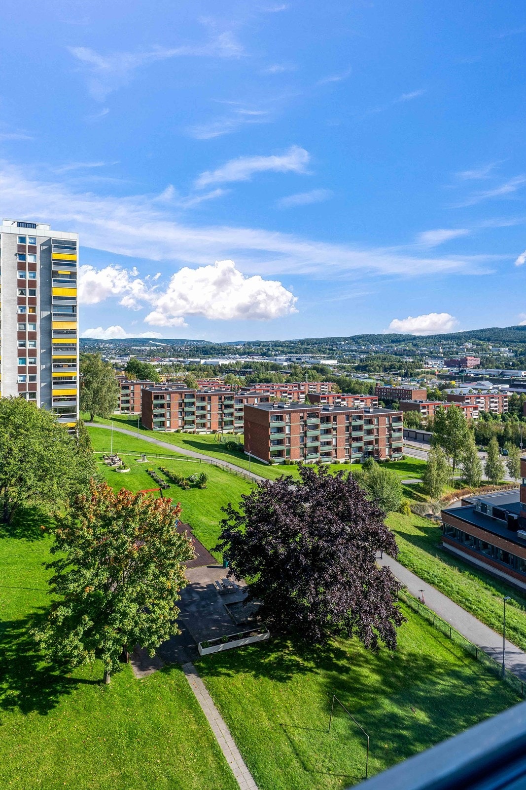Flott utsikt fra soverom nr. 2! Her ser vi de flotte felles grøntarealene til borettslaget. Og god avstand til nabobyggene. Galleribilde