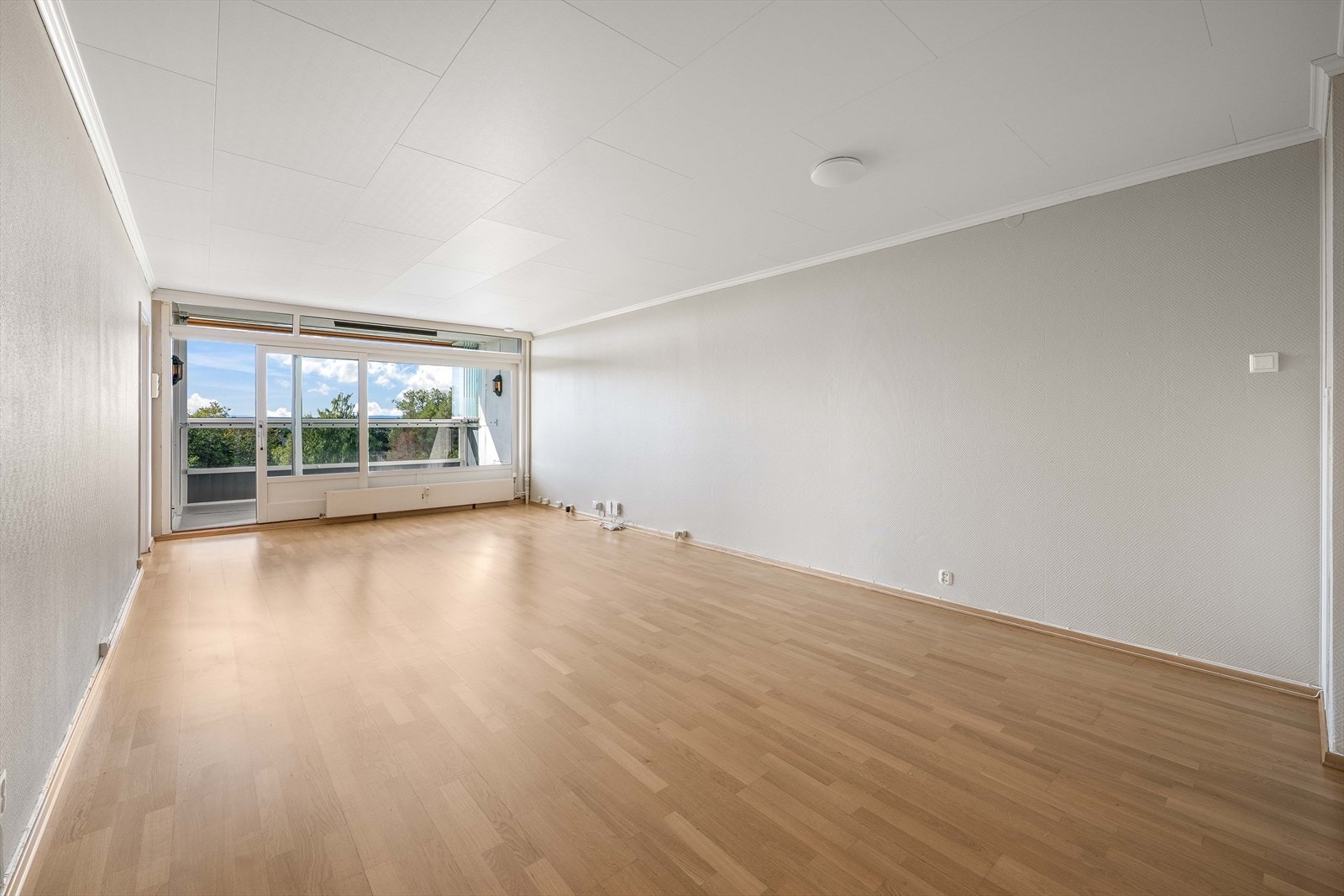 Stor stue med god plass til sofa og spisebord. Galleribilde