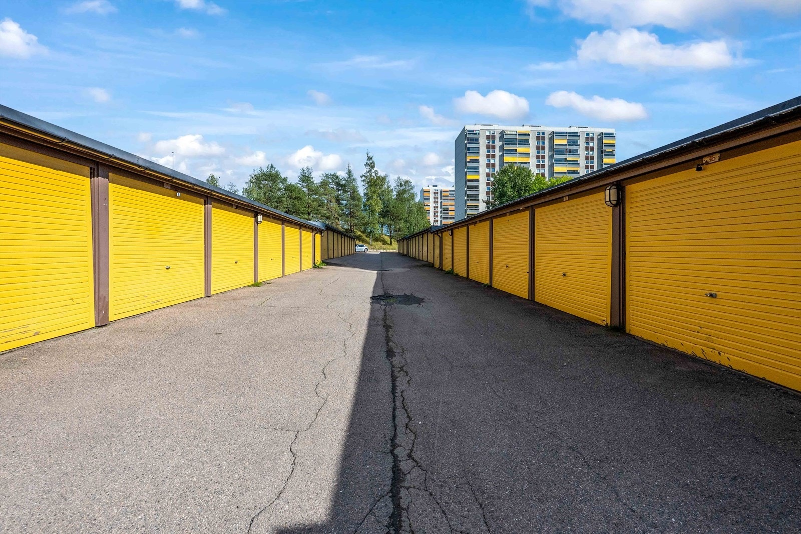 Borettslaget har garasjeplasser/parkeringsplasser som kan leies etter venteliste. Galleribilde