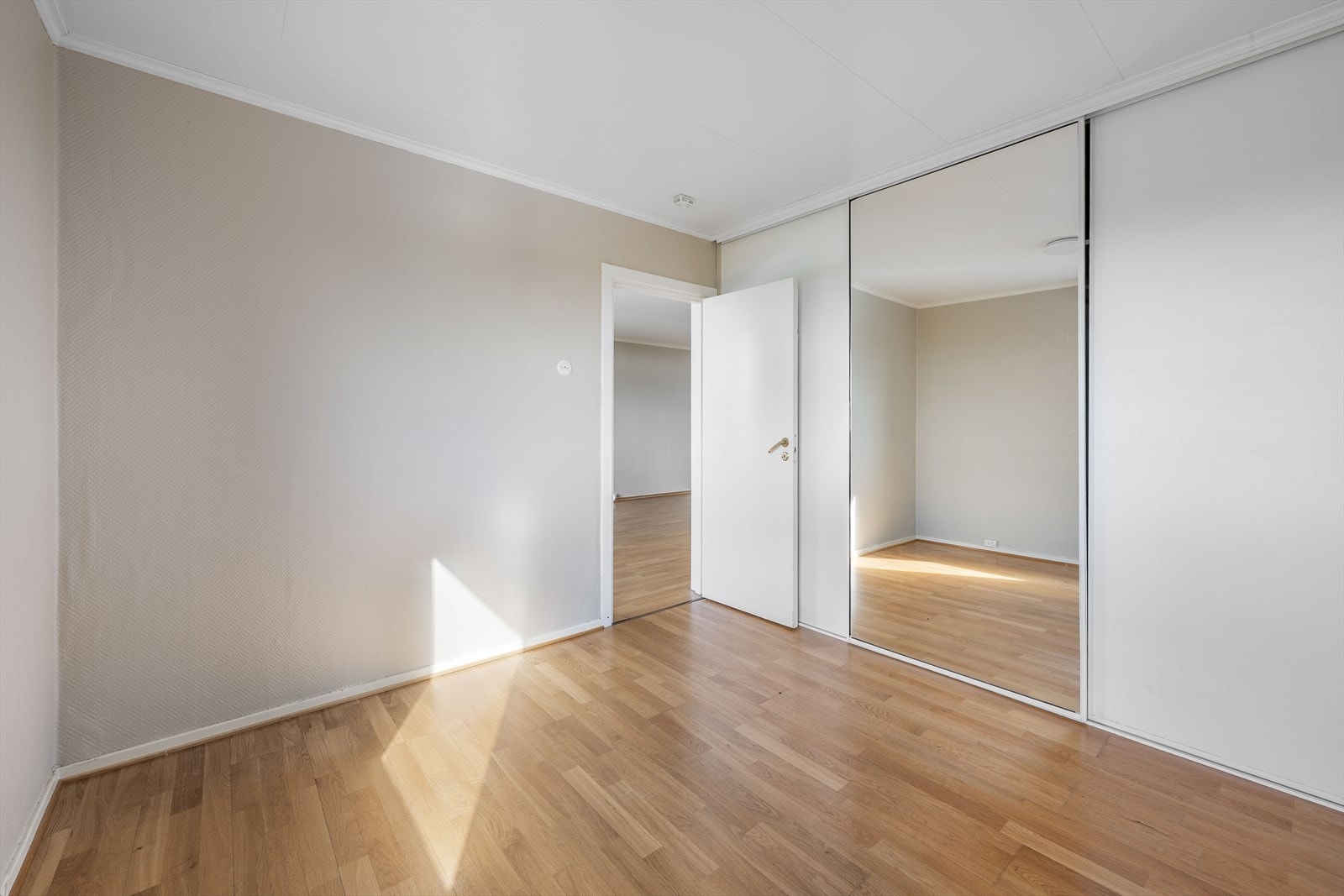 Hovedsoverom med stor skyvedørsgarderobe. Galleribilde