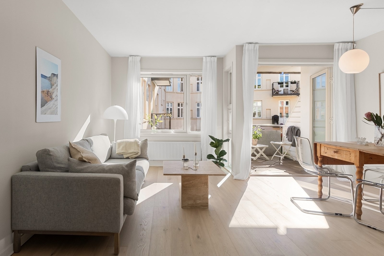 Romslig stue med god plass for både salong og spisebord Galleribilde