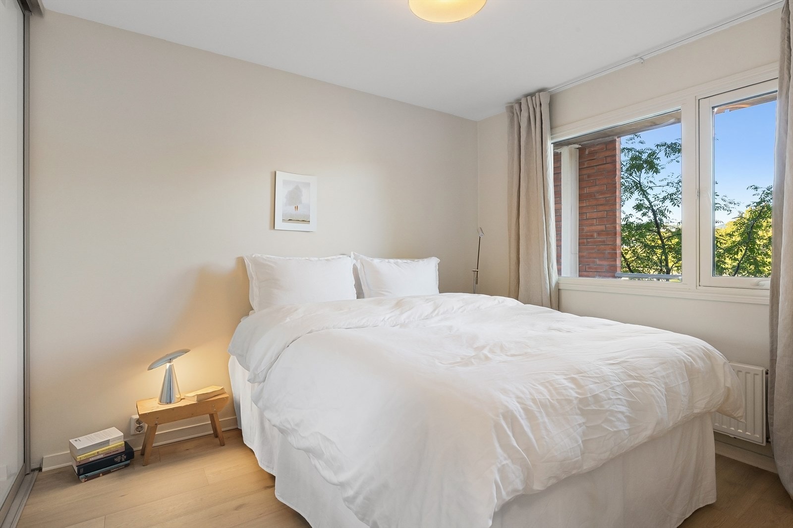 Svalt og hyggelig soverom med plass for stor seng og skapplass til venstre i rommet Galleribilde