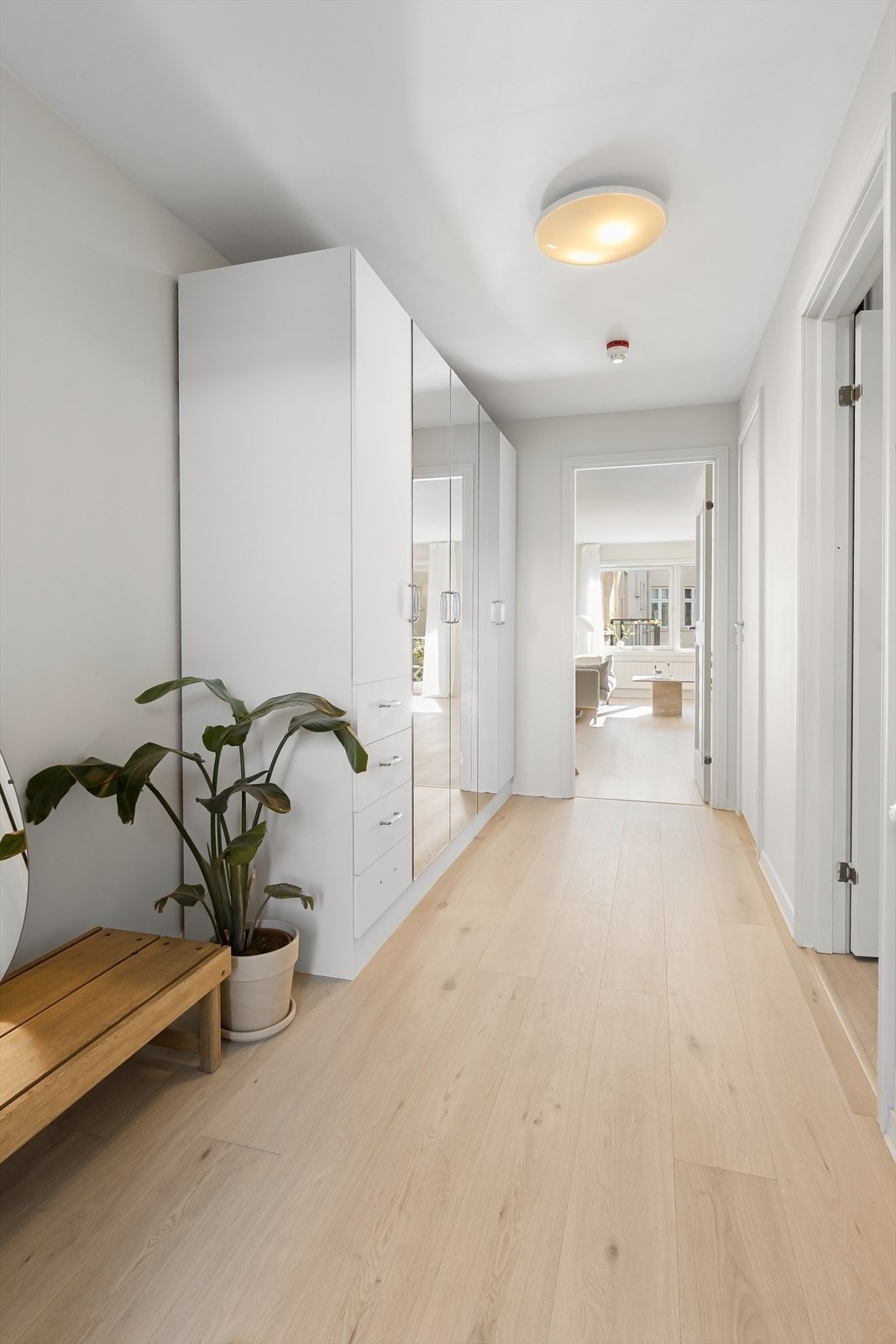 Romslig entré med stort garderobeskap Galleribilde