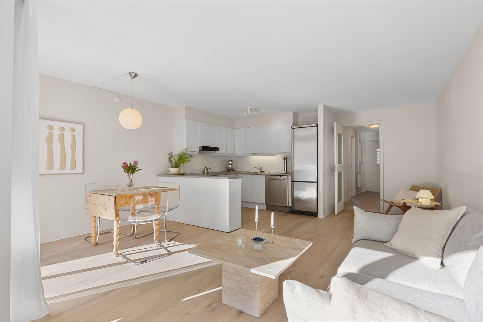 Stuen holder en god flyt og fungerer godt i samspill med kjøkkenet som er i eget hjørne av rommet Galleribilde