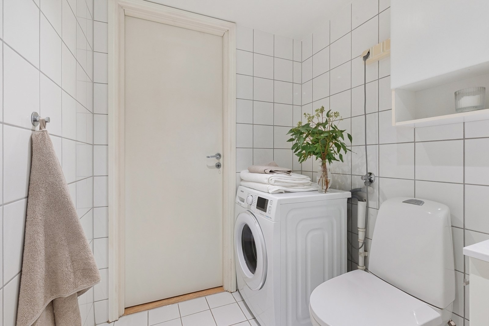 Plass for både vaskemaskin og tørketrommel Galleribilde