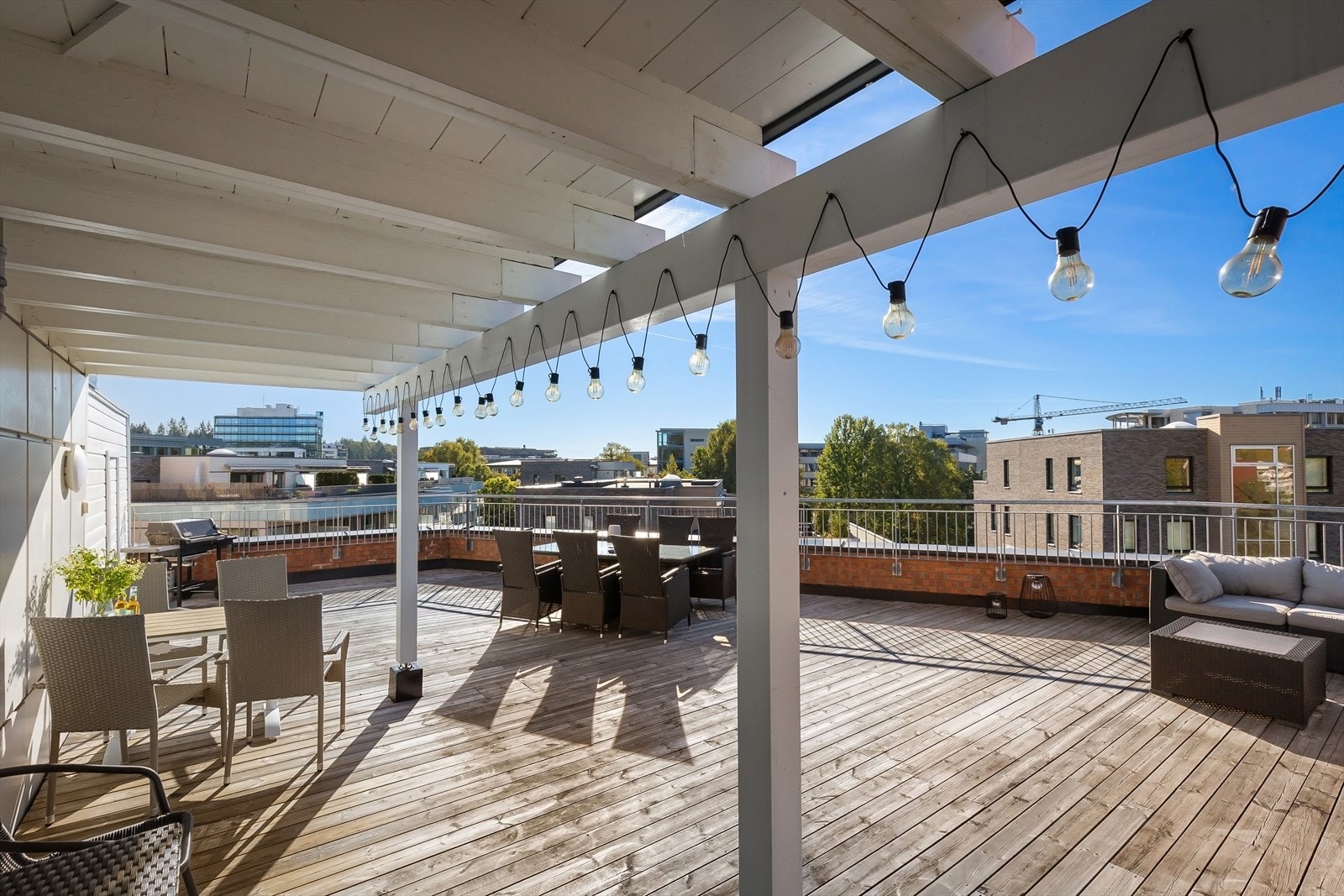 Meget stor og fin felles takterrasse. Gode solforhold og fint utsyn. Galleribilde
