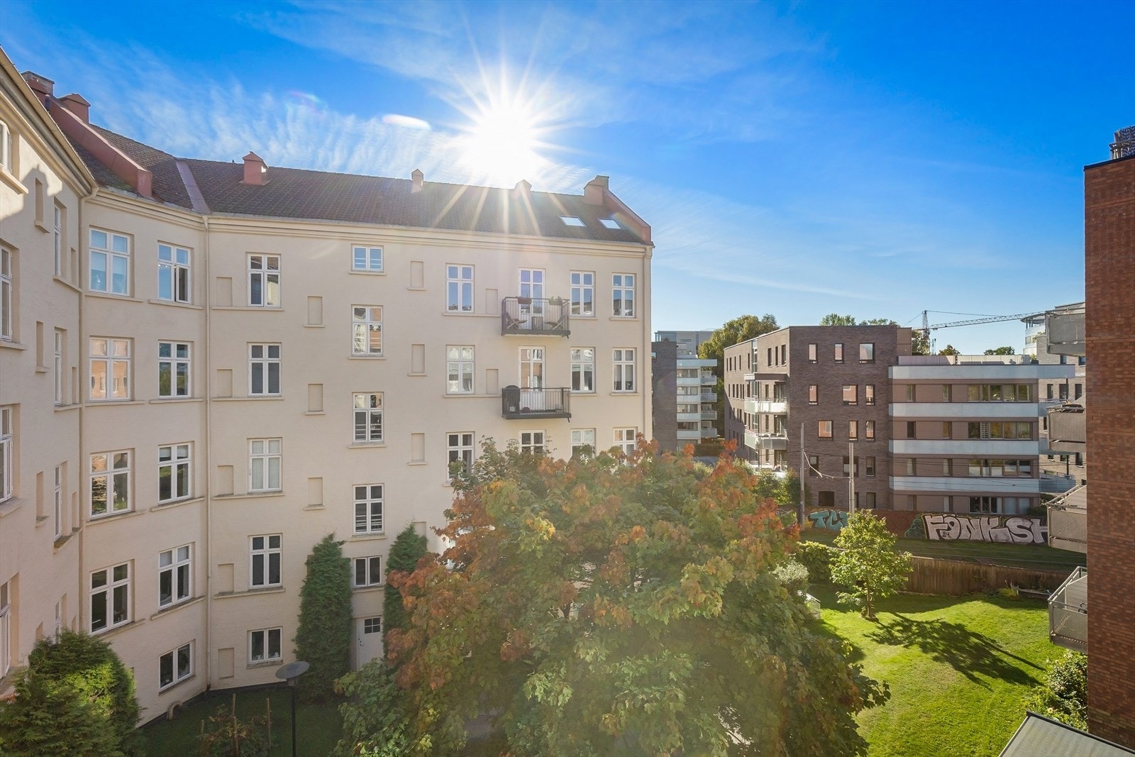 Gode solforhold på dagtid og tidlig ettermiddag. Det er også tilgang til felles takterrasse for kveldssol. Galleribilde