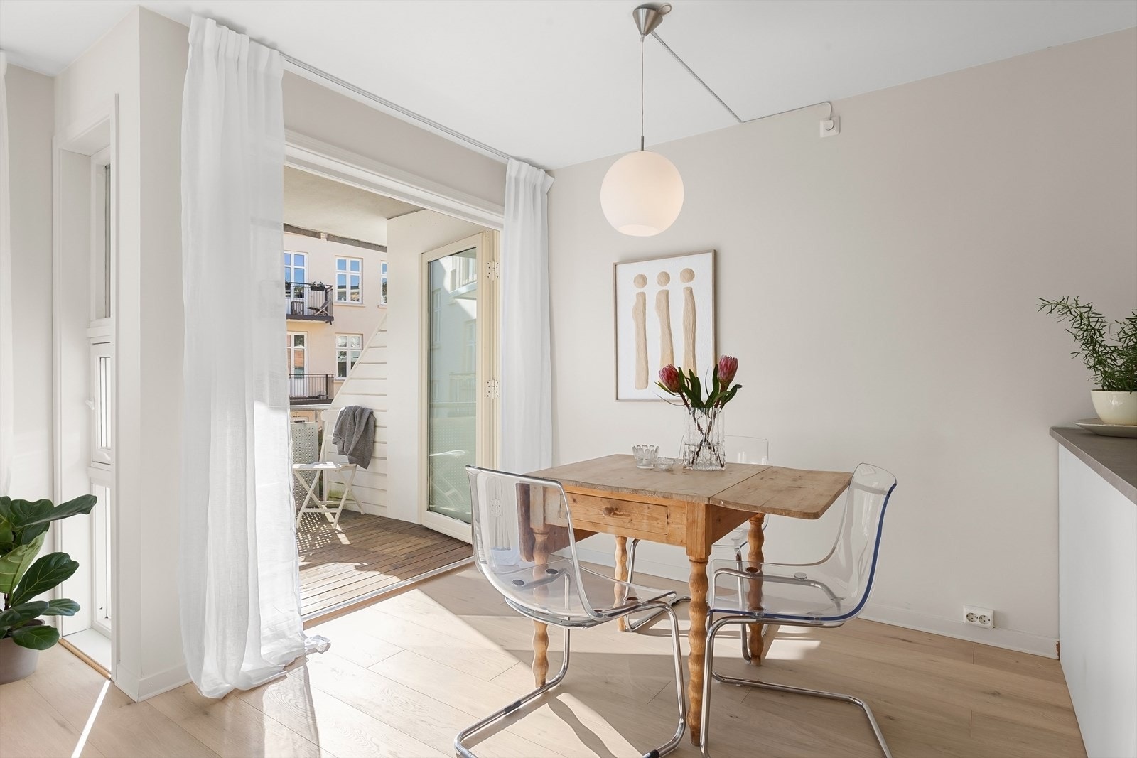 Spisestue med enkel tilgang fra kjøkken Galleribilde