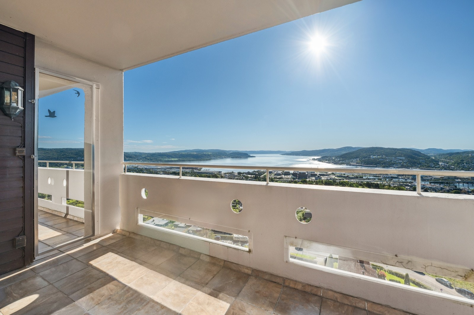 Fra den romslige, solrike balkongen. Her er det panoramautsikt over fjorden og byen. Galleribilde