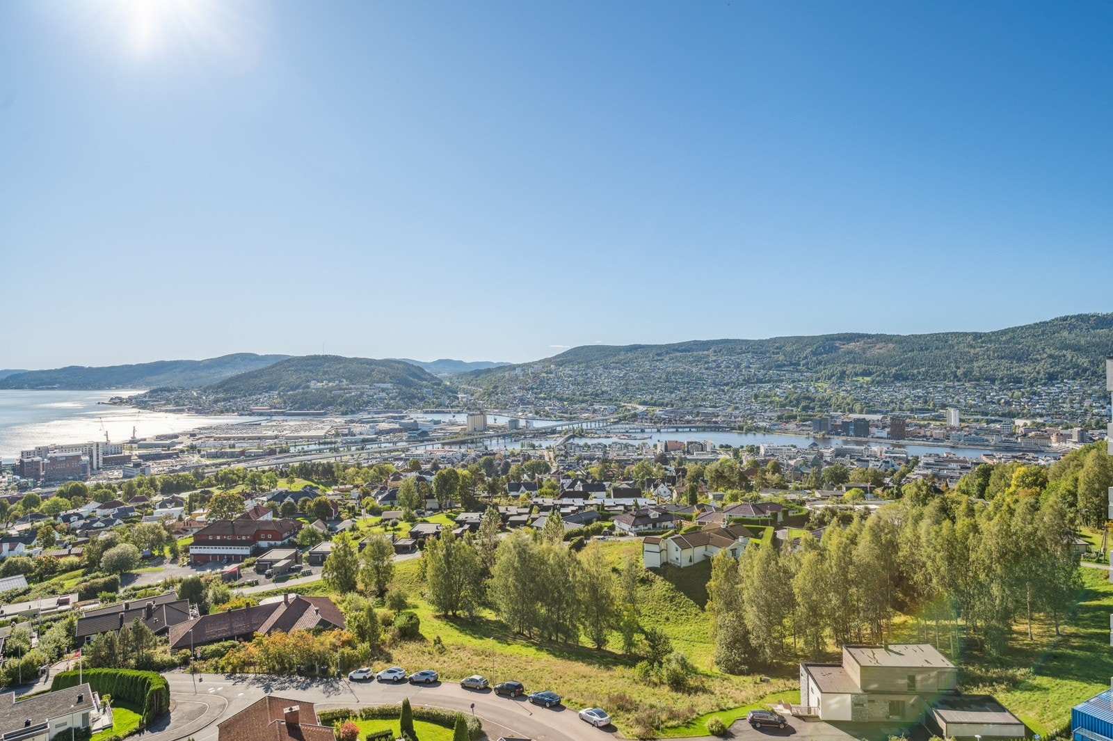 Nydelig utsikt over fjorden og byen. Her er det sol hele dagen. Galleribilde