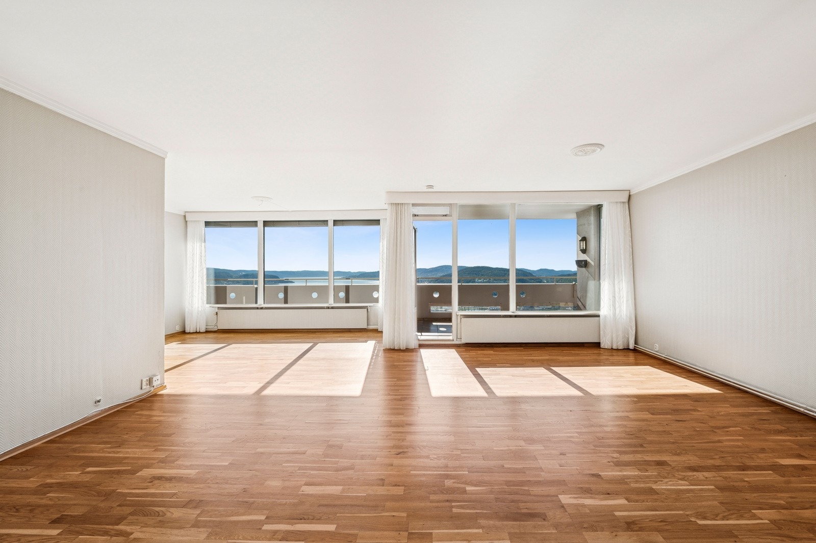 Lys og romslig stue med ekstra vindu mot vest (endeleilighet). Utgang til stor, solrik balkong med god plass til møblering. Galleribilde