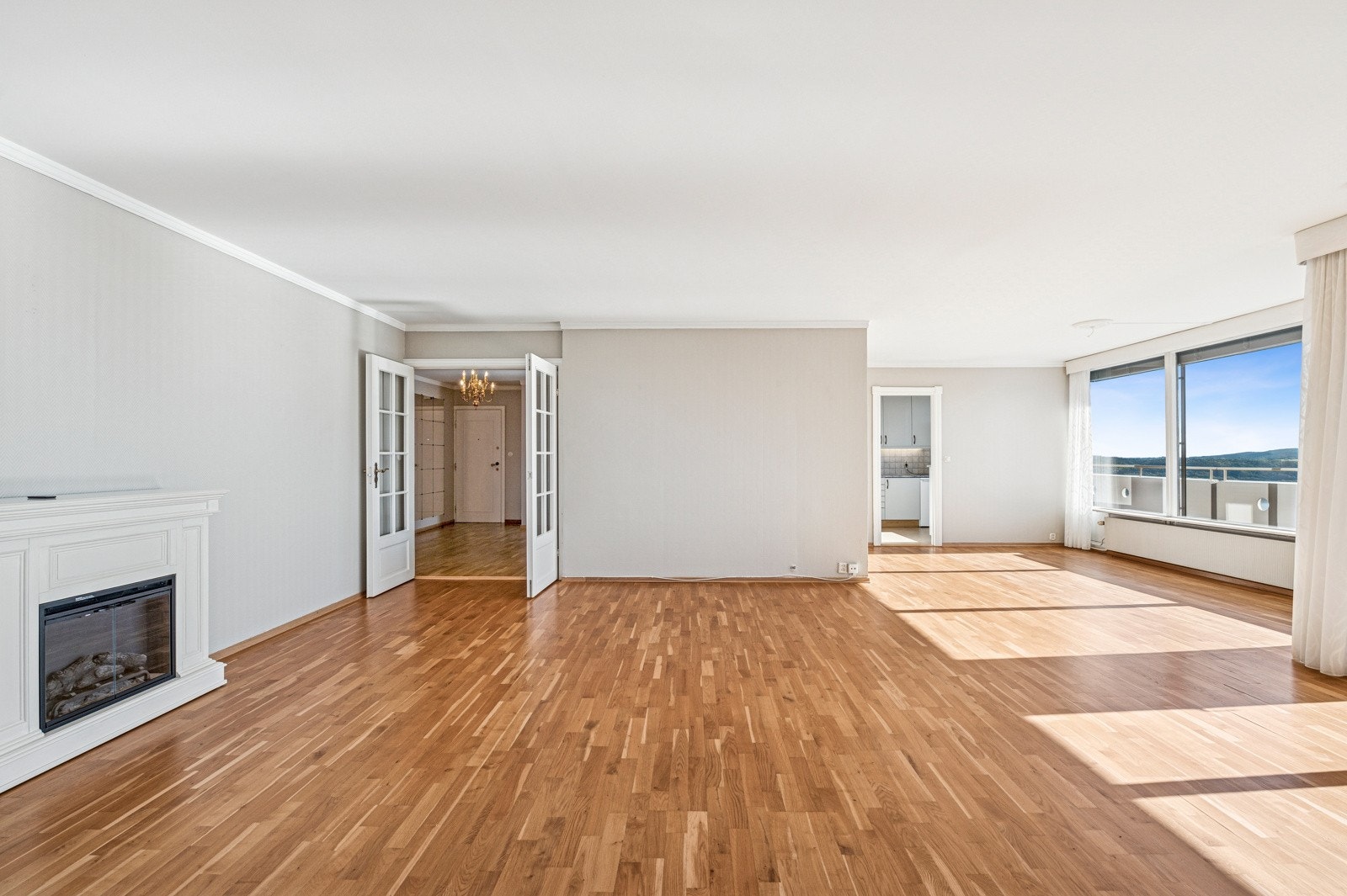 Stuen har peis samt en egen avdeling for spisestue i tilknytning til kjøkkenet. Galleribilde