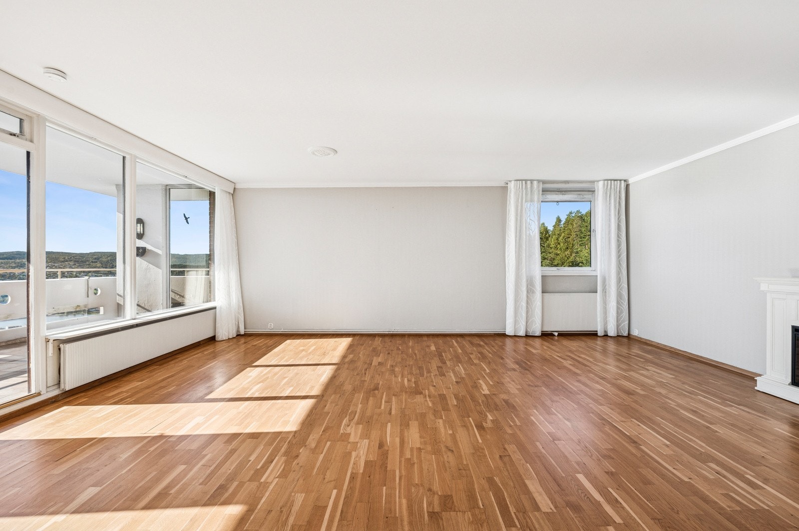 Lys og romslig stue med ekstra vindu mot vest (endeleilighet). Utgang til stor, solrik balkong med god plass til møblering. Galleribilde