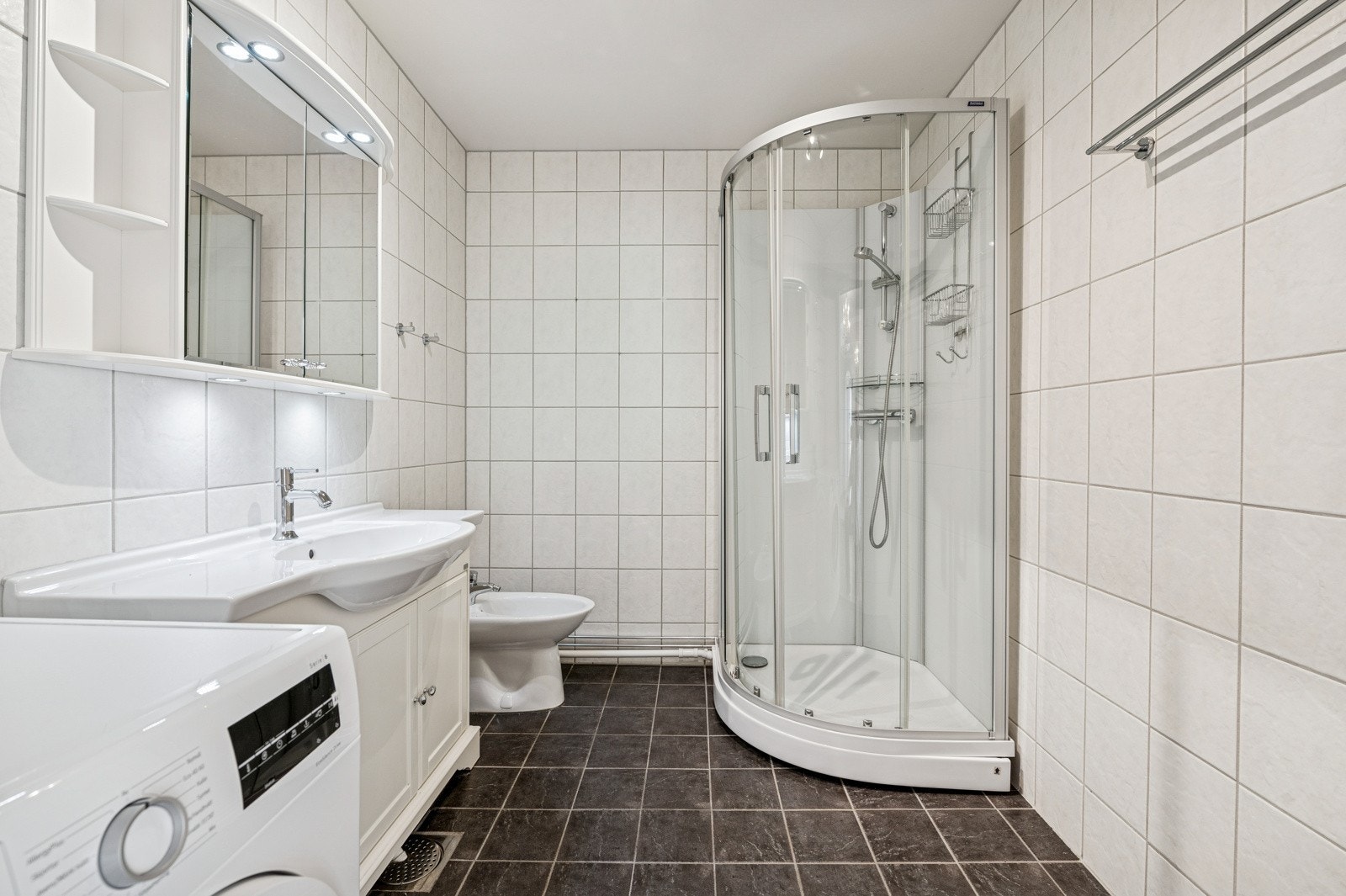 Flislagt bad. Badene skal rehabiliteres. Galleribilde