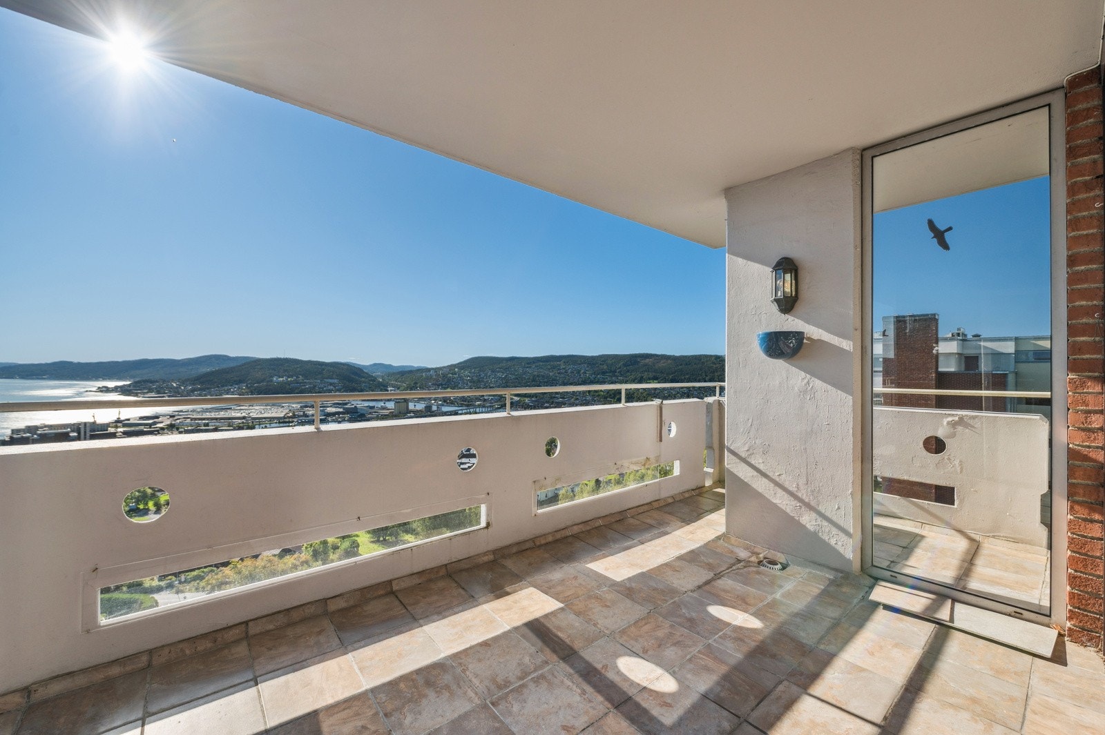 Fra den romslige, solrike balkongen. Her er det panoramautsikt over fjorden og byen. Galleribilde